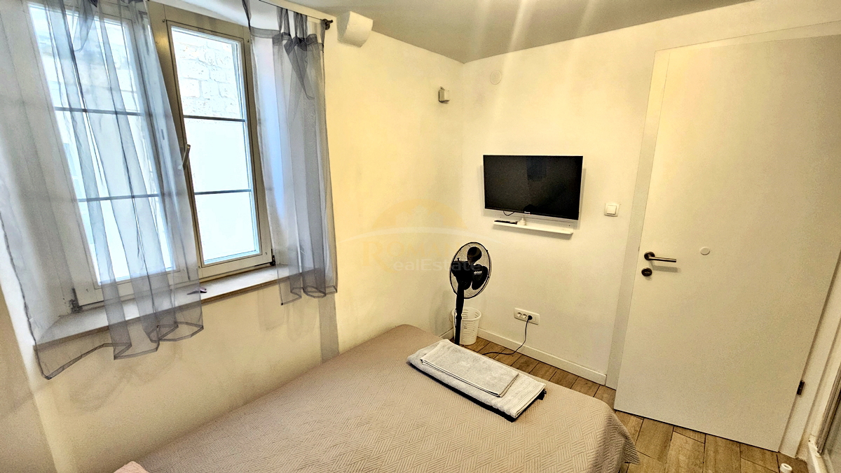 Casa in pietra ristrutturata nel centro storico di Trogir su 5 piani